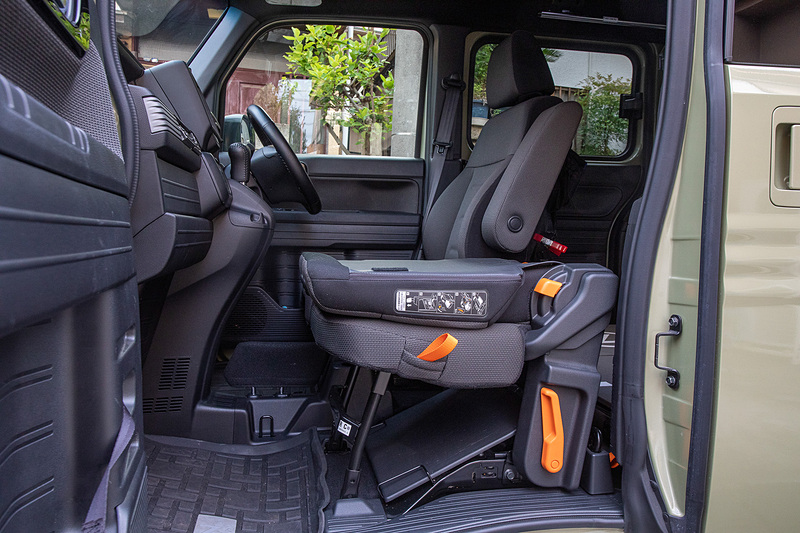 背面のみを倒すとテーブル代わりになる。運転席に座ったときにも使いやすいし、クルマを止めて外で何かをする時に手荷物などを乗せておくにもちょうどいい高さだ