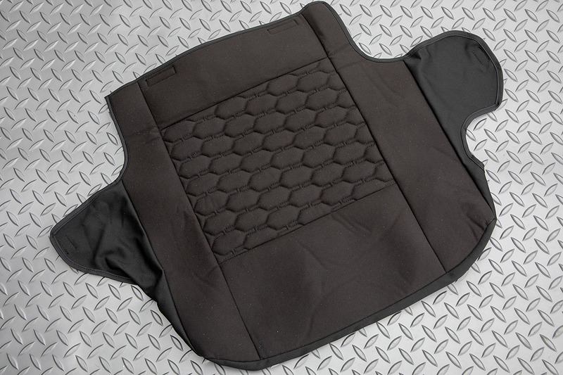 シートカバー コンフォートの座面カバー。オシリが乗る部分にクッション性のある素材が使われている