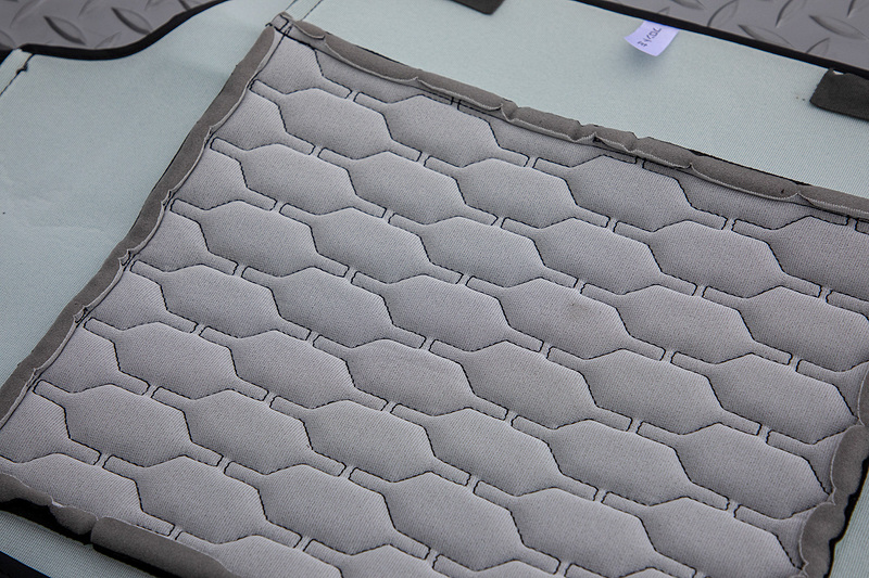 シートカバー コンフォートの座面カバー。オシリが乗る部分にクッション性のある素材が使われている