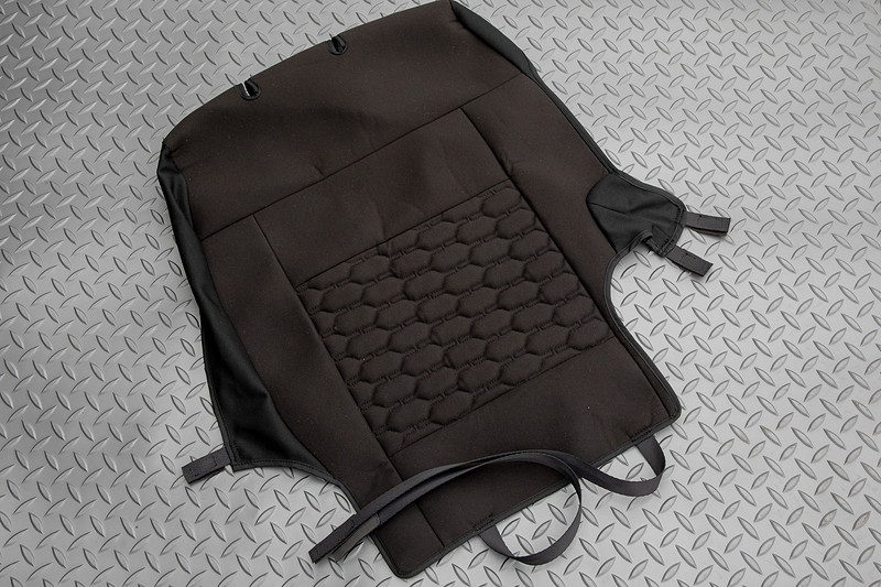 こちらは背面カバー。ヘッドレストを抜いて上から被せるタイプ。背中から腰の上にかけてクッションが入れてある