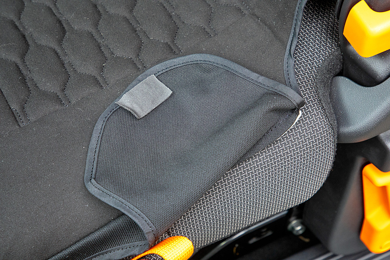 座面、背面ともシートに被せて装着。張りを出すための固定は「ベロ」の部分にある面ファスナーを使用する