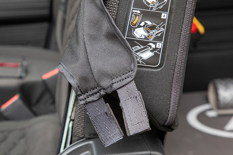 座面、背面ともシートに被せて装着。張りを出すための固定は「ベロ」の部分にある面ファスナーを使用する