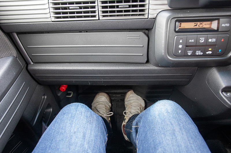 久しぶりに座った助手席。身長169cmくらいでダッシュパネルと足の隙間はこの程度。足下が狭く感じるが、座面の高さは事務用のイスと同じようなもので、そもそも前に投げ出すようにはならないから見た目より楽だ