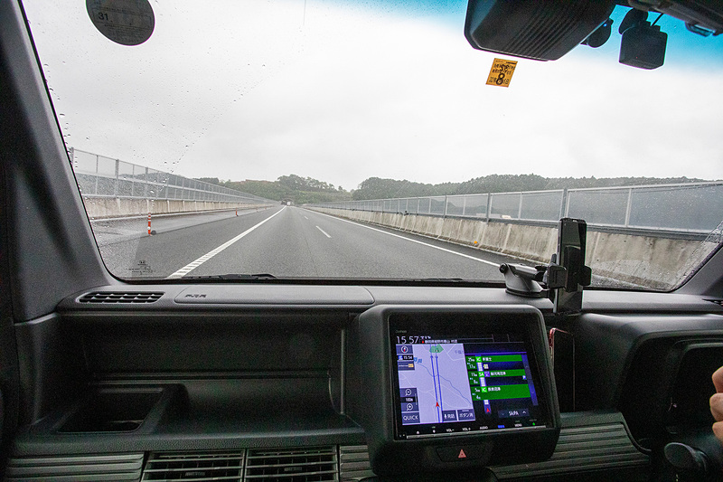 走り慣れた新東名高速だが、助手席ならよそ見もできるので、車窓の景色が新鮮。肝心の座り心地は走り始めて約1時間でオシリに軽いしびれを感じた