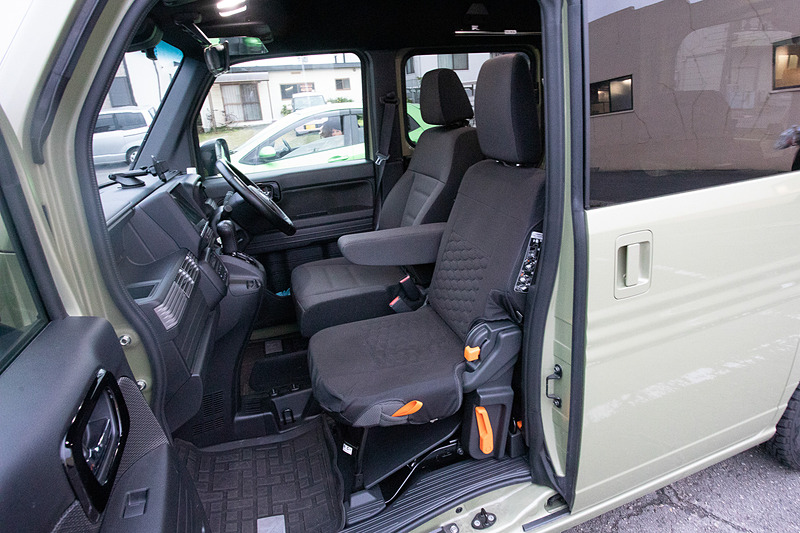 目的地まで1度も助手席から離れることなく到着。約4時間ほど座っていたが、結果はやせ我慢などせずに座り続けられた。これは正直驚き。なお、今回はできるだけ同じ姿勢を保つため、腰を浮かせるなど座圧を抜く対策をしなかったが、そういったことを適宜行なっていけばさらに楽になるかもしれない