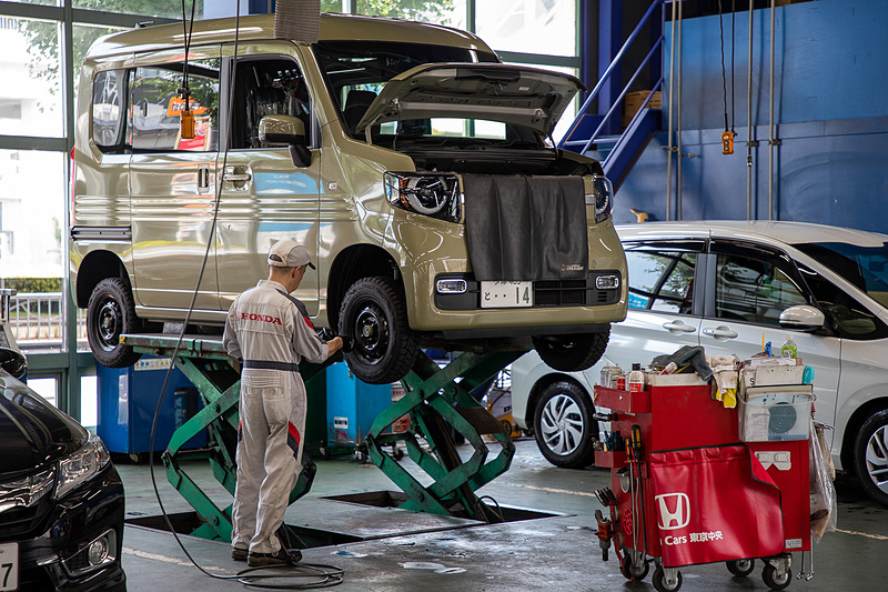 ステアリング、ブレーキ、エンジン、駆動系、タイヤ、ホイール、サスペンション、電気装置、そして車体下まわりなどの点検とエンジンオイルの交換を行なう