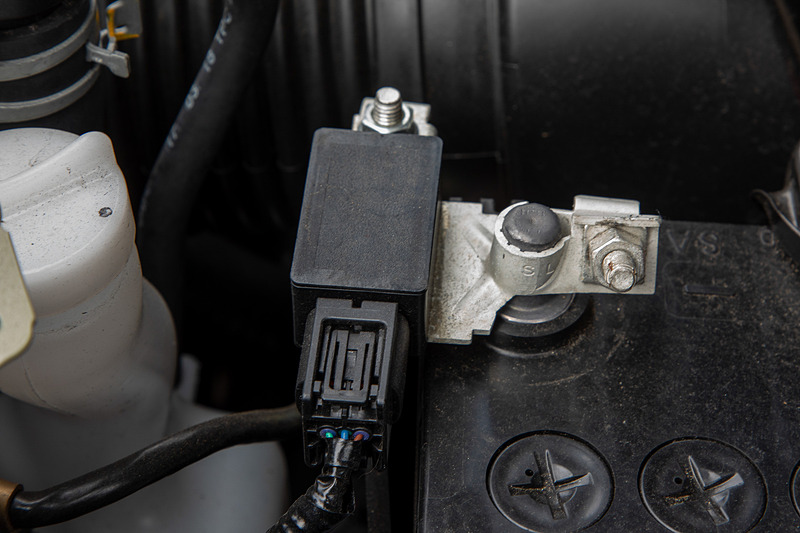 マイナス端子に付いている黒い箱が充電量をチェックしている装置。バッテリーは満充電近くになると充電しにくくなってオルタネーターの負荷が高まり、それが燃費に影響する。これを防ぐために8割から9割で充電を止めるのだ