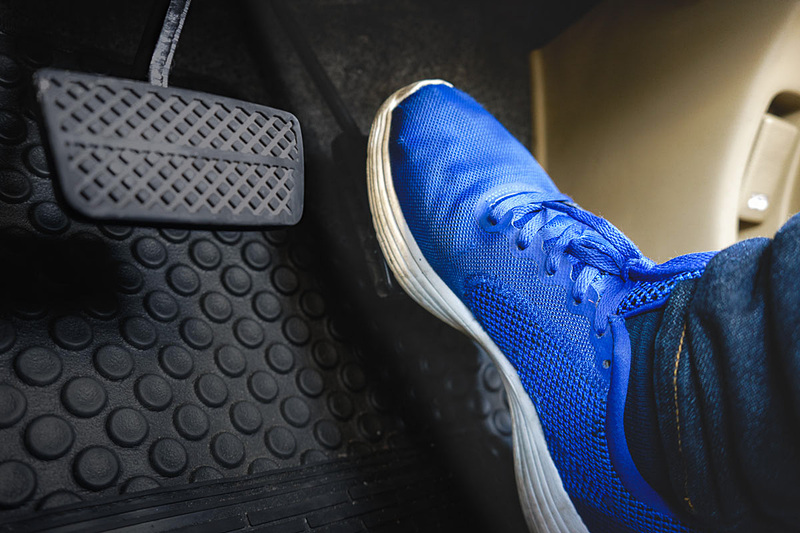 アクセルペダルを踏み間違えた時に警報音でドライバーに警告する。シフト操作ミスによる急発進も防ぐことができる