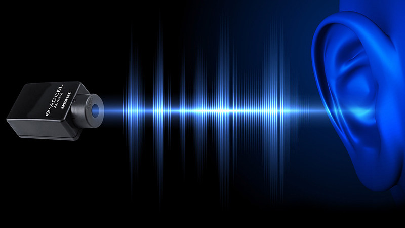 アクセルペダルを踏み間違えた時に警報音でドライバーに警告する。シフト操作ミスによる急発進も防ぐことができる