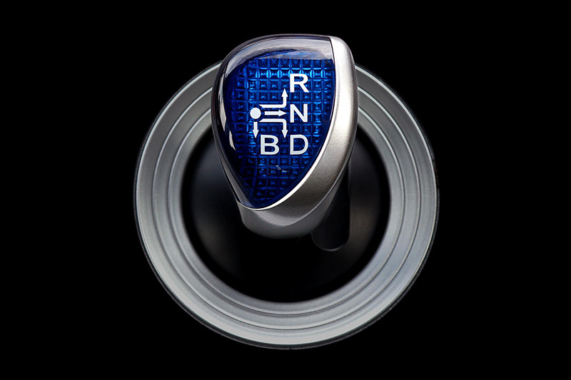 アクセルペダルを踏み間違えた時に警報音でドライバーに警告する。シフト操作ミスによる急発進も防ぐことができる