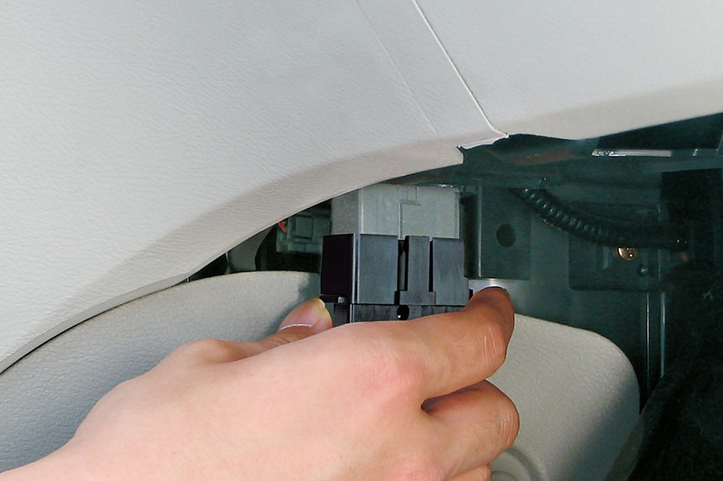 接続はOBD IIコネクターへ接続し、本体を両面テープで固定するだけ。車種ごとの設定などは不要