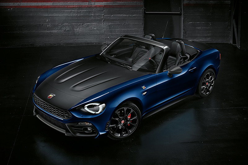 アクセサリーのヘリテージルックなどを装着したメタリックブルーの「HESSEN 1972」