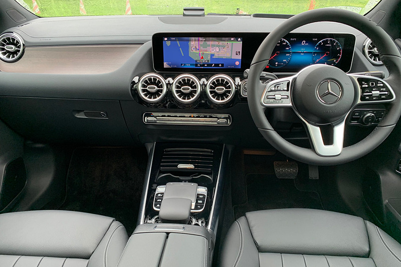 Bクラスのインパネ。横長のディスプレイは見やすく、車内が華やかになる