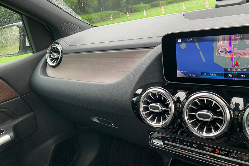 少しえぐられたようになっている助手席のダッシュボードパネル