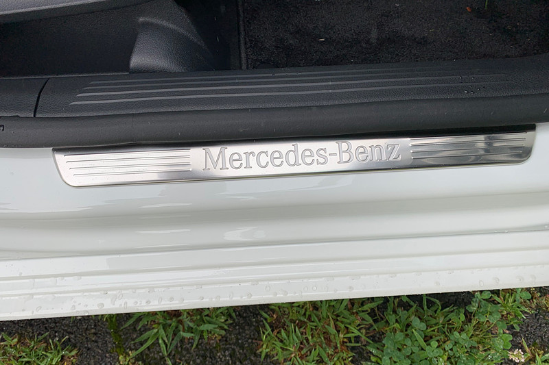 コンパクトカークラスには珍しく「Mercedes-Benz」の文字が入ったサイドシルプレートが装着されていた