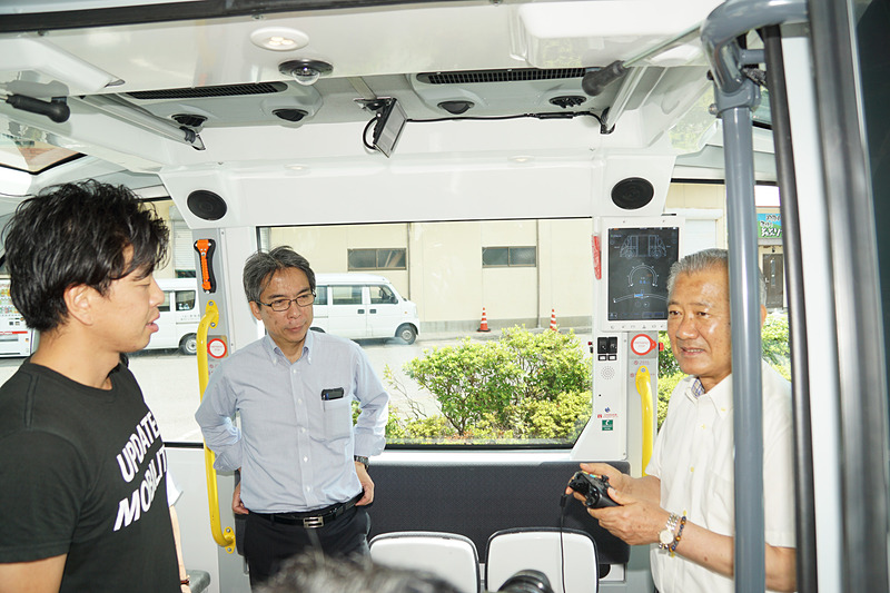 ステアリングやアクセル、ブレーキの代わりとなるコントローラーを握る比田勝尚喜市長