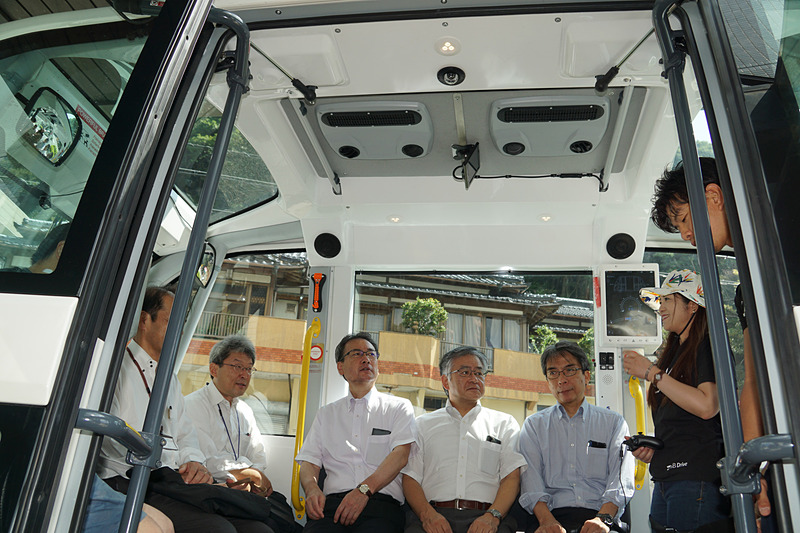 ドライバー席が設定されて運転手が乗車する