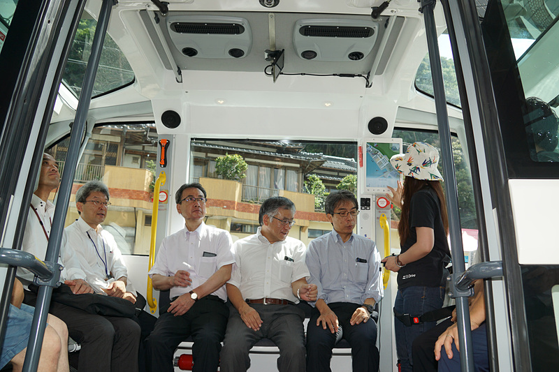ドライバー席が設定されて運転手が乗車する