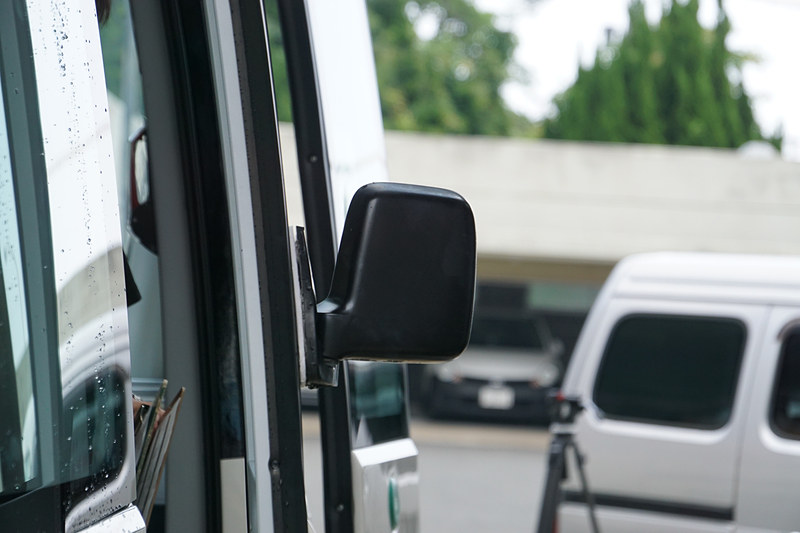 ナンバーを取得するためドアミラーなどを設置する改造が施された