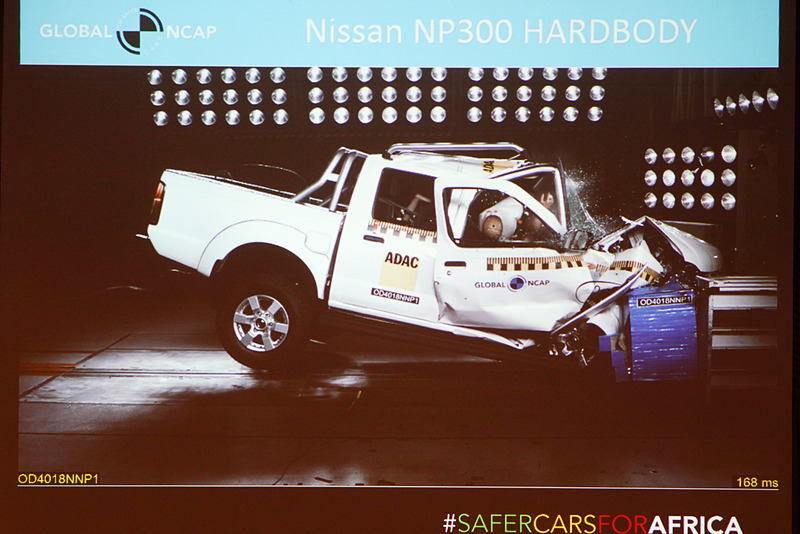 日産 NP300のオフセット前面衝突試験の様子