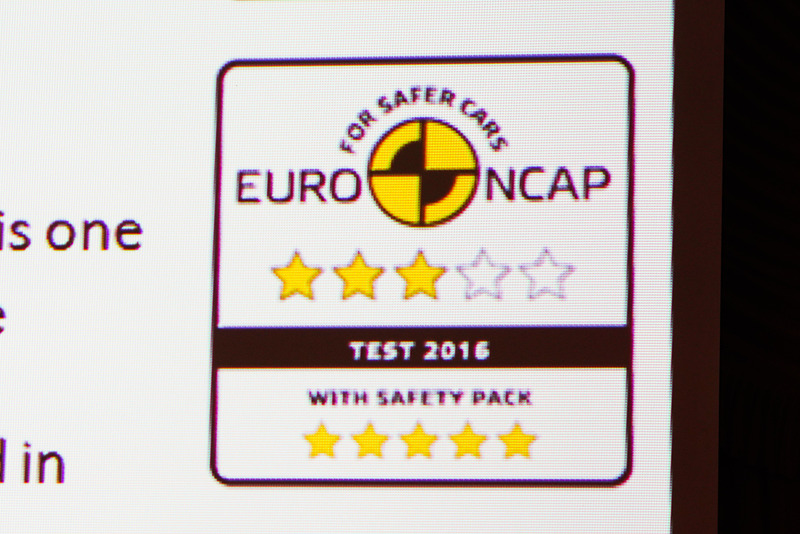 セーフティパック装着時のスターも表示するデュアルレーティングの例