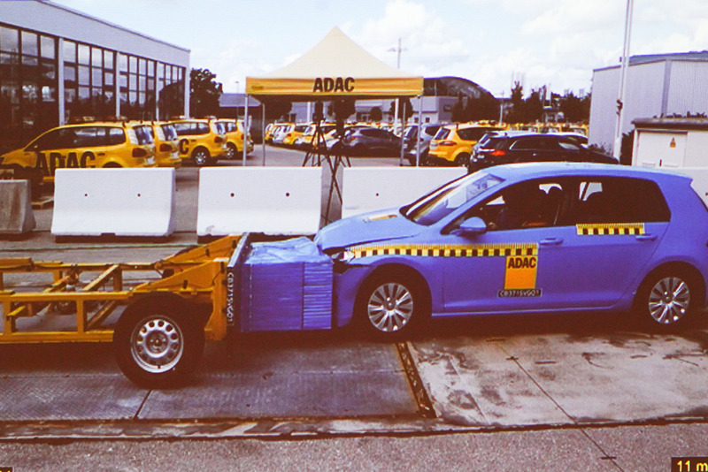 MPDBで衝突試験を行なう衝突の瞬間。50％オーバーラップしている