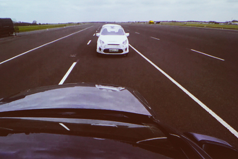 車線を逸脱している