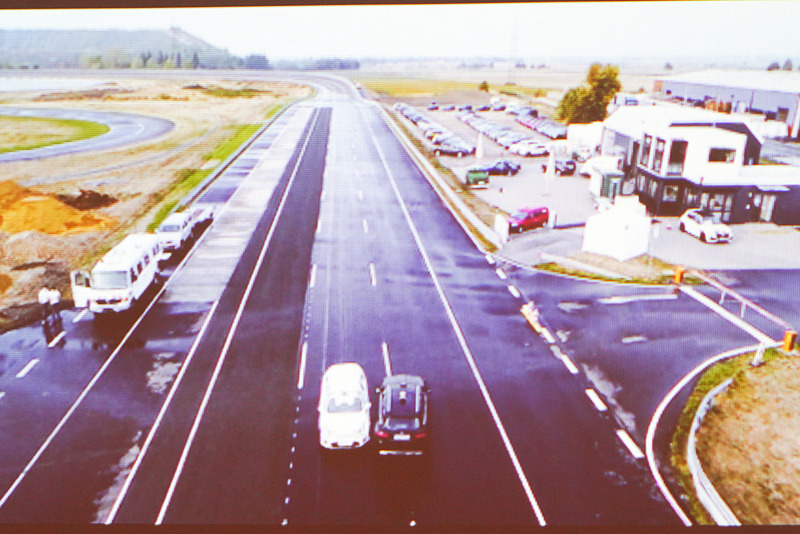 ステアリング操作のみでギリギリを回避した