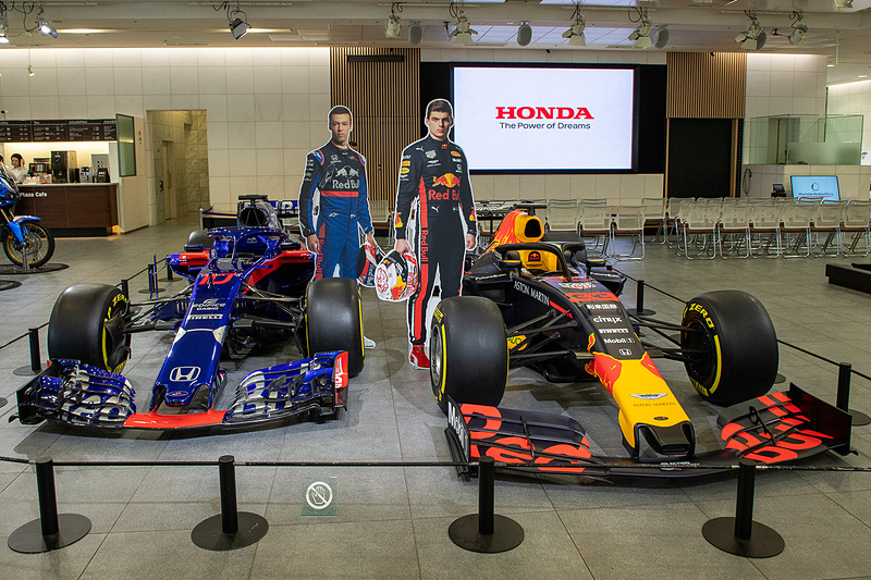 ホンダウエルカムプラザ青山のフロア中央にレッドブル・トロロッソ・ホンダの「STR13」（左）とアストンマーティン・レッドブル・レーシングの「RB14（2019カラー）ショーカー」（右）を展示中