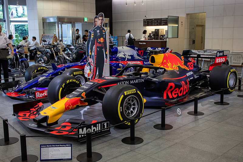 2台のホンダ系F1マシンを並べて展示