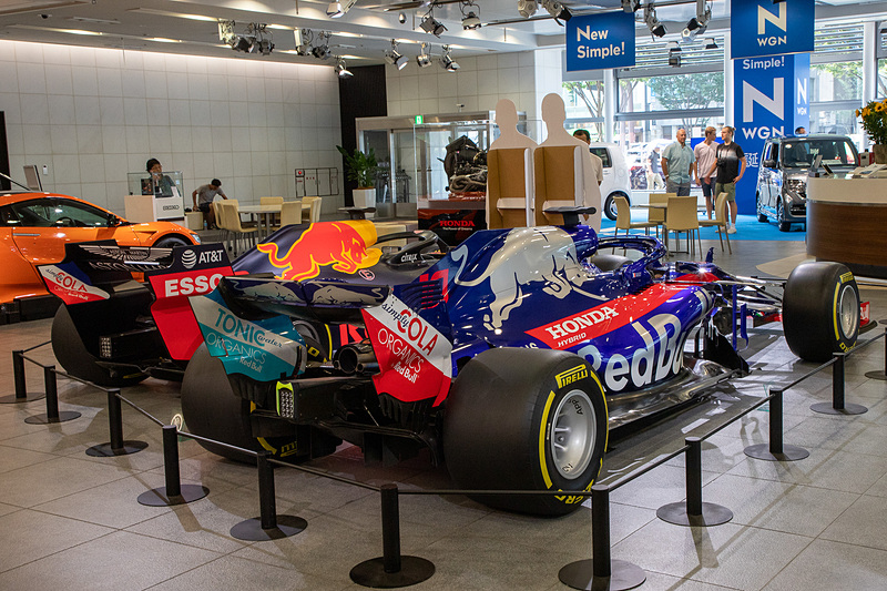 2台のホンダ系F1マシンを並べて展示