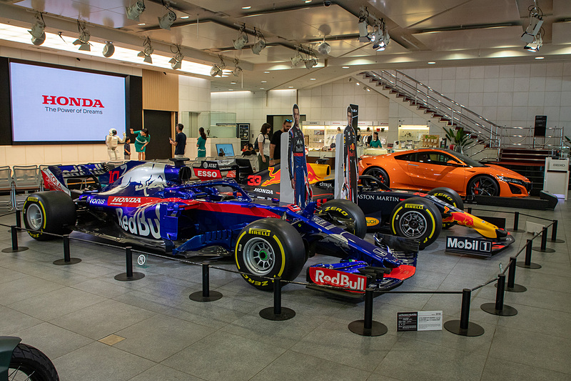 2台のホンダ系F1マシンを並べて展示