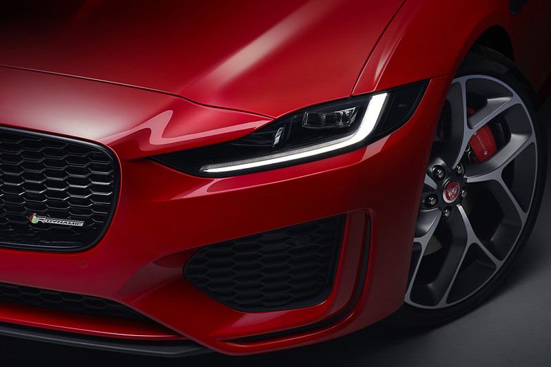 「Jブレード」デザインのLEDヘッドライト