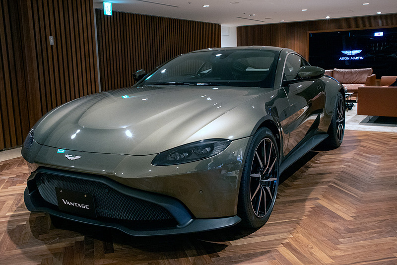アストンマーティン ヴァンテージ（ロードカー）。エンジンは4.0リッターV8ツインターボ。今後は7MTモデルが追加されるとのこと