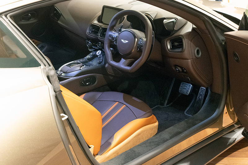 アストンマーティン ヴァンテージ（ロードカー）。エンジンは4.0リッターV8ツインターボ。今後は7MTモデルが追加されるとのこと