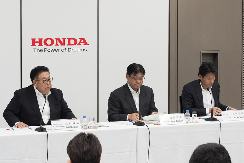 決算説明を行なう、本田技研工業株式会社 代表取締役副社長 倉石誠司氏（左）、本田技研工業株式会社 専務取締役 竹内弘平氏（中央）、本田技研工業株式会社 執行役員 事業管理本部長 森澤治郎氏（右）