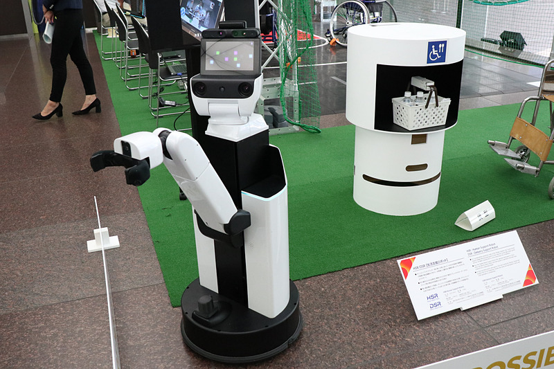 HSR（左）とパートナーとして働き、ユーザーが購入したドリンクなどを運搬するDSR（右）