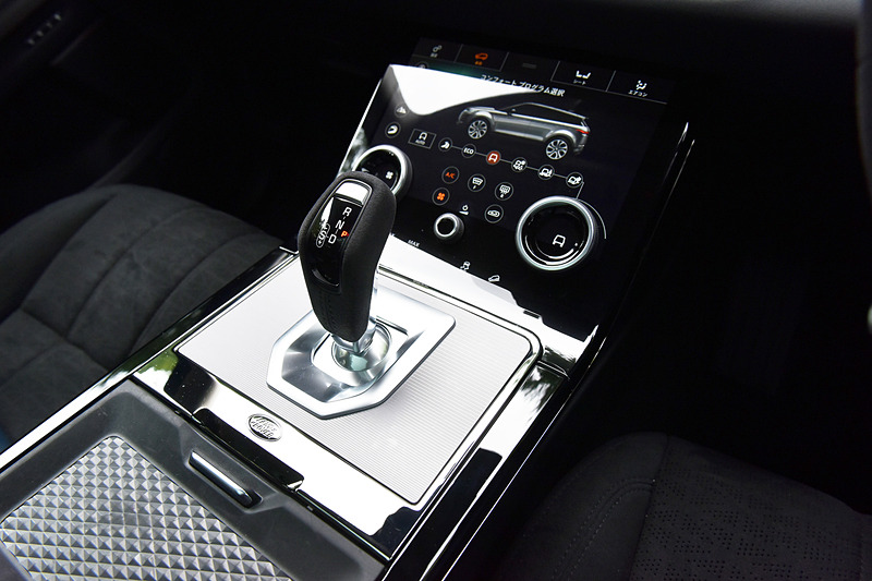 新型イヴォークでは電動化に対応する99％新設計の「PTA（Premium Transverse Architecture）」を採用して、ホイールベースを20mm延長。これによりリアシートのレッグルームやトランクルームを拡張するとともに、タブレットやバッグ、ペットボトルなどの収納スペースを確保。10インチの2つの高解像度のタッチスクリーンで構成される最新のインフォテインメント・システム「Touch Pro Duo」なども装備する