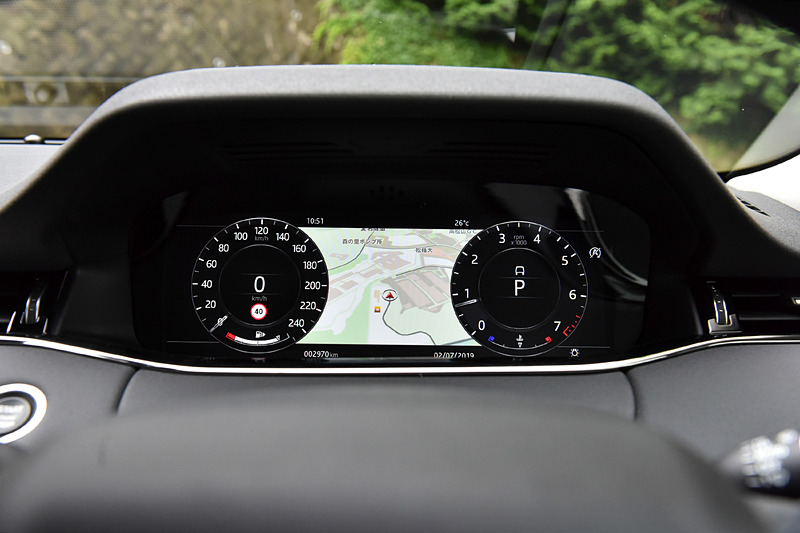 新型イヴォークでは電動化に対応する99％新設計の「PTA（Premium Transverse Architecture）」を採用して、ホイールベースを20mm延長。これによりリアシートのレッグルームやトランクルームを拡張するとともに、タブレットやバッグ、ペットボトルなどの収納スペースを確保。10インチの2つの高解像度のタッチスクリーンで構成される最新のインフォテインメント・システム「Touch Pro Duo」なども装備する