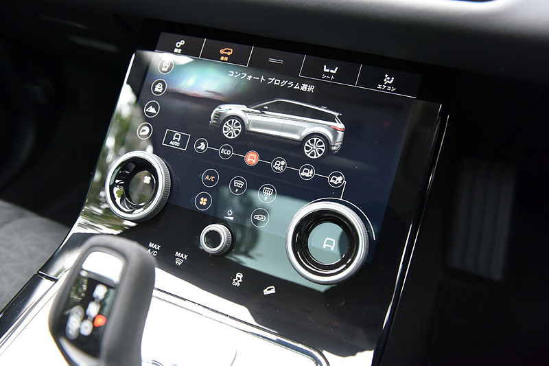 新型イヴォークでは電動化に対応する99％新設計の「PTA（Premium Transverse Architecture）」を採用して、ホイールベースを20mm延長。これによりリアシートのレッグルームやトランクルームを拡張するとともに、タブレットやバッグ、ペットボトルなどの収納スペースを確保。10インチの2つの高解像度のタッチスクリーンで構成される最新のインフォテインメント・システム「Touch Pro Duo」なども装備する