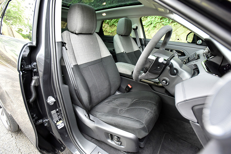 新型イヴォークでは電動化に対応する99％新設計の「PTA（Premium Transverse Architecture）」を採用して、ホイールベースを20mm延長。これによりリアシートのレッグルームやトランクルームを拡張するとともに、タブレットやバッグ、ペットボトルなどの収納スペースを確保。10インチの2つの高解像度のタッチスクリーンで構成される最新のインフォテインメント・システム「Touch Pro Duo」なども装備する