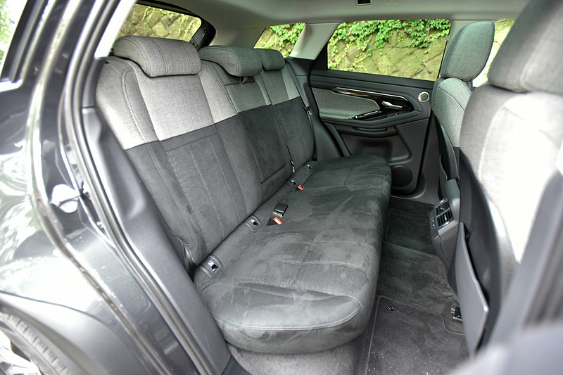 新型イヴォークでは電動化に対応する99％新設計の「PTA（Premium Transverse Architecture）」を採用して、ホイールベースを20mm延長。これによりリアシートのレッグルームやトランクルームを拡張するとともに、タブレットやバッグ、ペットボトルなどの収納スペースを確保。10インチの2つの高解像度のタッチスクリーンで構成される最新のインフォテインメント・システム「Touch Pro Duo」なども装備する