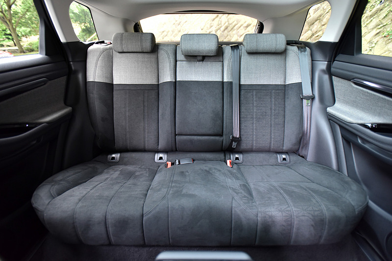 新型イヴォークでは電動化に対応する99％新設計の「PTA（Premium Transverse Architecture）」を採用して、ホイールベースを20mm延長。これによりリアシートのレッグルームやトランクルームを拡張するとともに、タブレットやバッグ、ペットボトルなどの収納スペースを確保。10インチの2つの高解像度のタッチスクリーンで構成される最新のインフォテインメント・システム「Touch Pro Duo」なども装備する