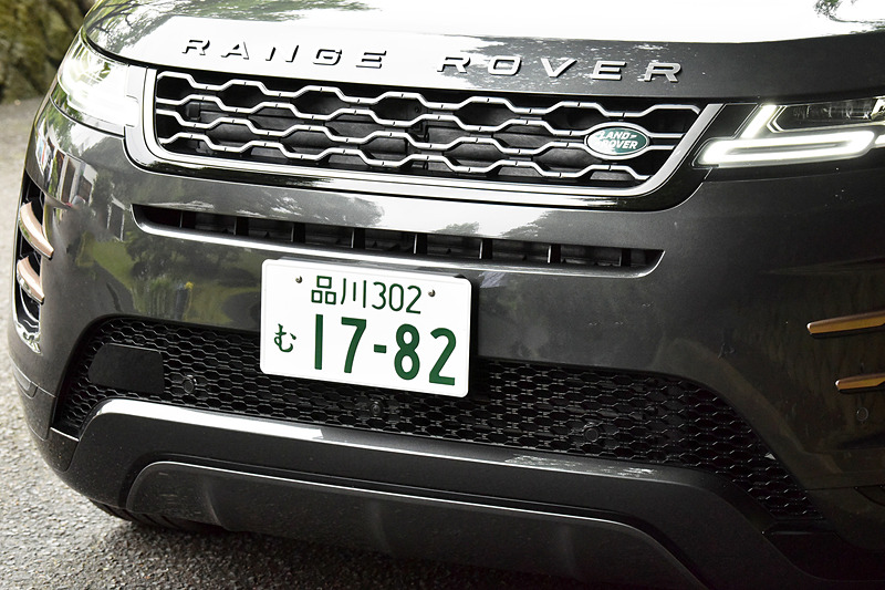 エクステリアでは独特の傾斜したルーフラインとリアに向かって上昇するウエストラインを備え、ドアパネルに格納される「デプロイアブル・ドアハンドル」やシャープな印象を与える超薄型マトリックスLEDヘッドライトでボディを際立たせた。「R-DYNAMIC」には専用のディテールとコッパーのアクセントを追加している。足下は20インチホイールにピレリのオールシーズンタイヤ「Scorpion Zero」（235/50R20）の組み合わせ