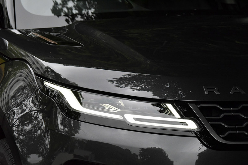 エクステリアでは独特の傾斜したルーフラインとリアに向かって上昇するウエストラインを備え、ドアパネルに格納される「デプロイアブル・ドアハンドル」やシャープな印象を与える超薄型マトリックスLEDヘッドライトでボディを際立たせた。「R-DYNAMIC」には専用のディテールとコッパーのアクセントを追加している。足下は20インチホイールにピレリのオールシーズンタイヤ「Scorpion Zero」（235/50R20）の組み合わせ