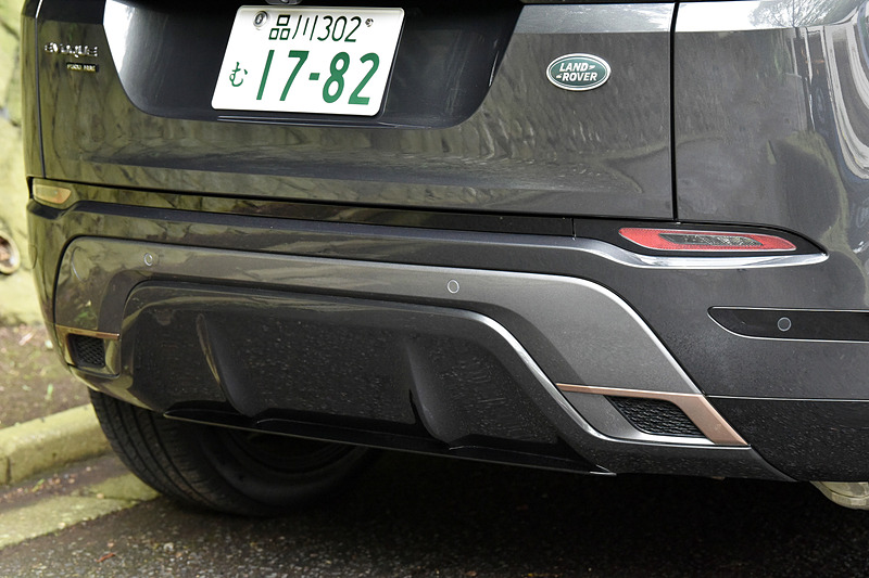 エクステリアでは独特の傾斜したルーフラインとリアに向かって上昇するウエストラインを備え、ドアパネルに格納される「デプロイアブル・ドアハンドル」やシャープな印象を与える超薄型マトリックスLEDヘッドライトでボディを際立たせた。「R-DYNAMIC」には専用のディテールとコッパーのアクセントを追加している。足下は20インチホイールにピレリのオールシーズンタイヤ「Scorpion Zero」（235/50R20）の組み合わせ