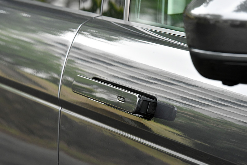 エクステリアでは独特の傾斜したルーフラインとリアに向かって上昇するウエストラインを備え、ドアパネルに格納される「デプロイアブル・ドアハンドル」やシャープな印象を与える超薄型マトリックスLEDヘッドライトでボディを際立たせた。「R-DYNAMIC」には専用のディテールとコッパーのアクセントを追加している。足下は20インチホイールにピレリのオールシーズンタイヤ「Scorpion Zero」（235/50R20）の組み合わせ