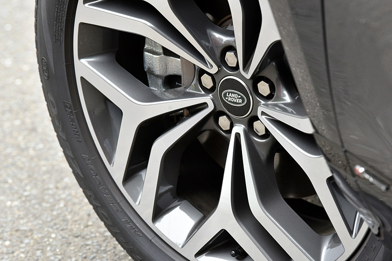 エクステリアでは独特の傾斜したルーフラインとリアに向かって上昇するウエストラインを備え、ドアパネルに格納される「デプロイアブル・ドアハンドル」やシャープな印象を与える超薄型マトリックスLEDヘッドライトでボディを際立たせた。「R-DYNAMIC」には専用のディテールとコッパーのアクセントを追加している。足下は20インチホイールにピレリのオールシーズンタイヤ「Scorpion Zero」（235/50R20）の組み合わせ