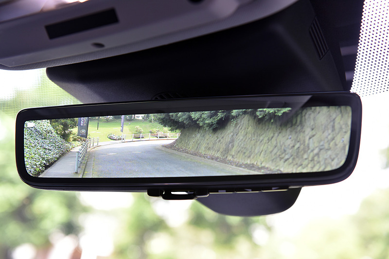 視野角50度の高解像度映像をルームミラーに映し出して視認性を高める「クリアサイト・インテリアリアビューミラー」はジャガー・ランドローバー初採用