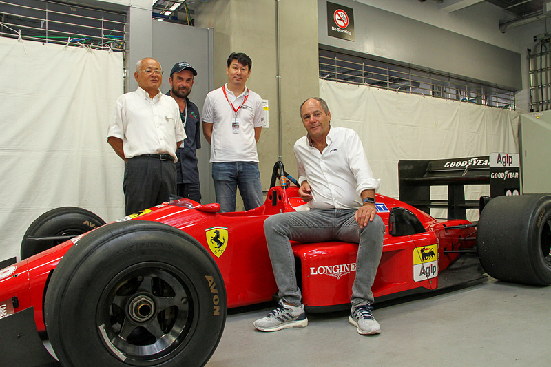 フェラーリF187との記念撮影に応じた坂東会長、ベルガー氏ら関係者